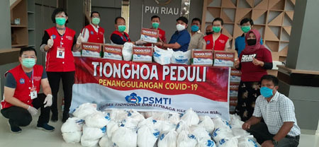 Tionghoa Peduli Penanggulangan Covid-19 Riau Serahkan Paket Sembako dan APD ke PWI Peduli